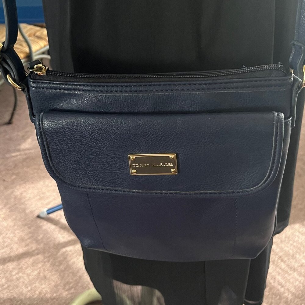 TOMMY HILFGER NAVY IMITATION LEATHER  WITH GOLD TONE HARDWARE CROSSBODY/SHOULDER
